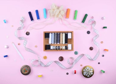 Arka dikiş araçları ve aksesuarları.