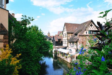 Güzel bir tarihi Colmar şehir manzarası.