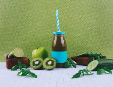 Meyve ve sebzeli yeşil meyve püresi.