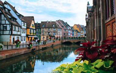 Güzel bir tarihi Colmar şehir manzarası.