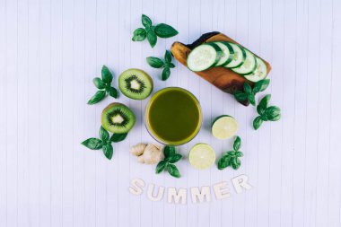 Meyve ve sebzeli yeşil meyve püresi.