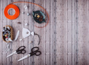 Arka dikiş araçları ve aksesuarları.