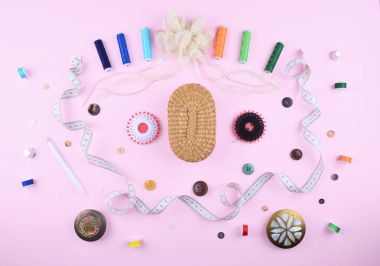 Arka dikiş araçları ve aksesuarları.