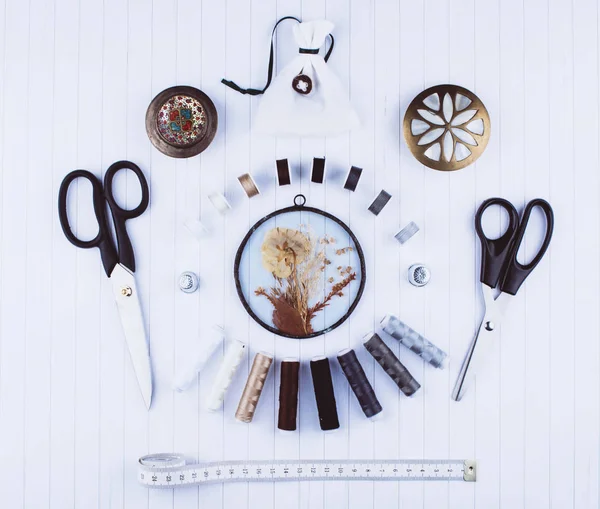 Arka dikiş araçları ve aksesuarları.