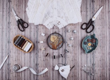 Arka dikiş araçları ve aksesuarları.