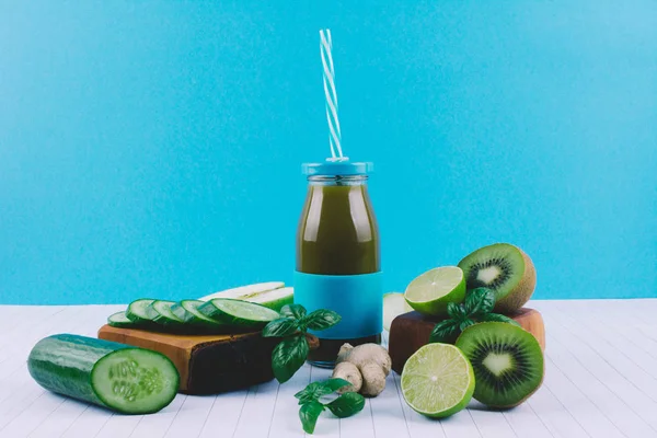 Meyve ve sebzeli yeşil meyve püresi.