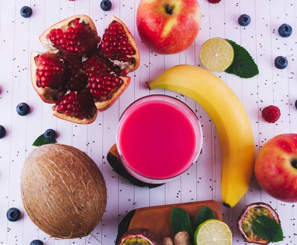 Smoothie rosa com frutas e bagas . — Fotografia de Stock