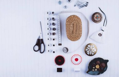 Arka dikiş araçları ve aksesuarları.