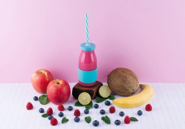 Meyve ve çilek ile pembe yüzlü.