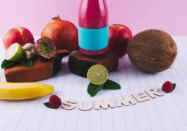 Roze smoothie met fruit en bessen. — Stockfoto