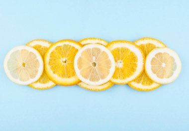 Taze narenciye meyve mavi zemin üzerine.