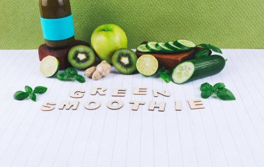 Meyve ve sebzeli yeşil meyve püresi.