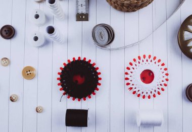 Arka dikiş araçları ve aksesuarları.