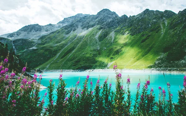 スイス連邦共和国の壮大な山の湖. — ストック写真
