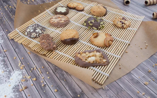 Karanlık antika arka plan ile çeşitli ev yapımı kurabiye.