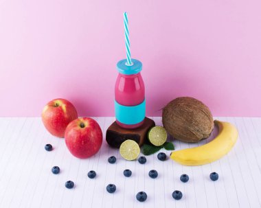 Meyve ve çilek ile pembe yüzlü.