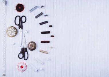 Arka dikiş araçları ve aksesuarları.