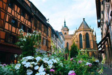 Güzel bir tarihi Colmar şehir manzarası.