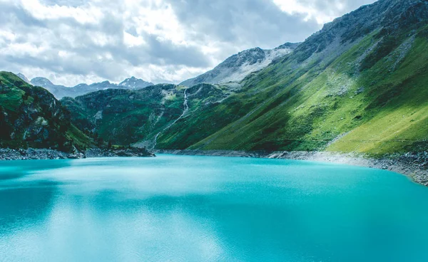 スイス連邦共和国の壮大な山の湖. — ストック写真