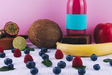 Meyve ve çilek ile pembe yüzlü.