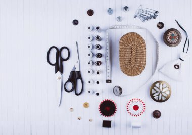 Arka dikiş araçları ve aksesuarları.