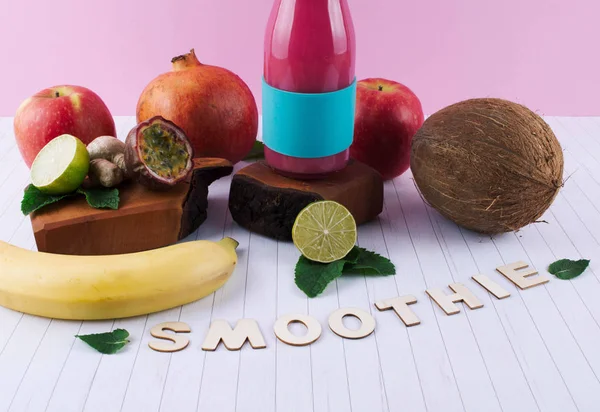 Meyve ve çilek ile pembe yüzlü.