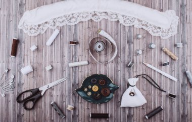 Arka dikiş araçları ve aksesuarları.