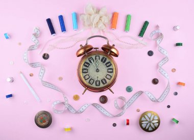 Arka dikiş araçları ve aksesuarları.