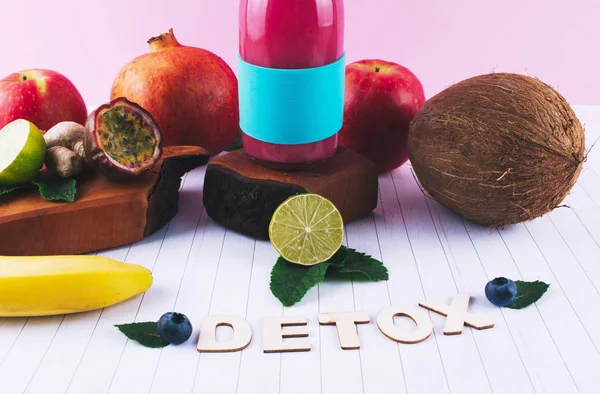 Meyve ve çilek ile pembe yüzlü.