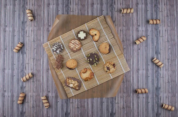 Karanlık antika arka plan ile çeşitli ev yapımı kurabiye.