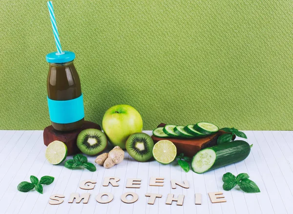 Meyve ve sebzeli yeşil meyve püresi.