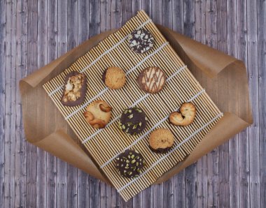 Karanlık antika arka plan ile çeşitli ev yapımı kurabiye.