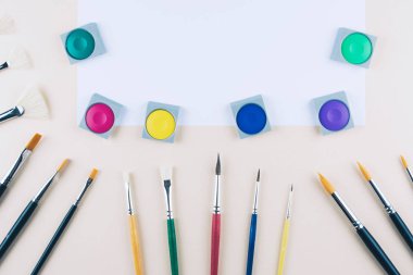 Suluboya ve bej renkli arka plan, fırçalar.