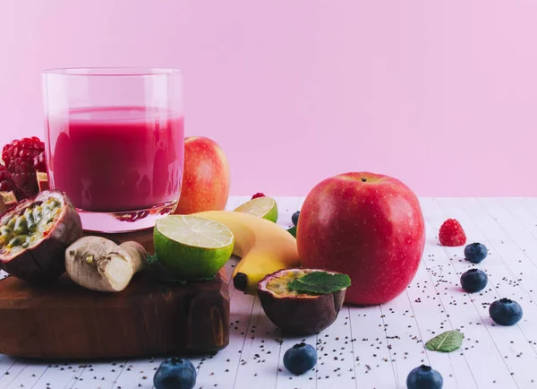 Smoothie rosa com frutas e bagas . — Fotografia de Stock