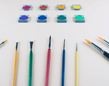 Suluboya ve bej renkli arka plan, fırçalar.