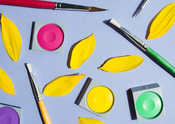 Suluboya ve lila arka plan, fırçalar.