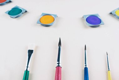 Suluboya ve bej renkli arka plan, fırçalar.