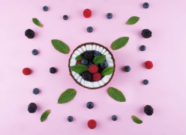 Pembe çilek ile Hindistan cevizi. 