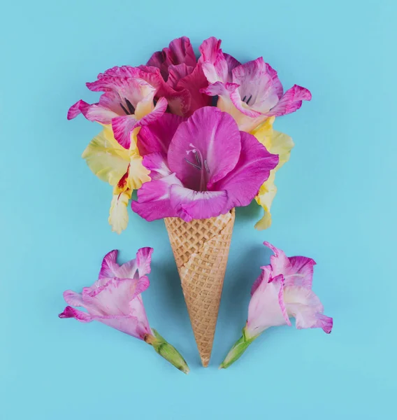 Вафельный конус с составом цветов . — стоковое фото