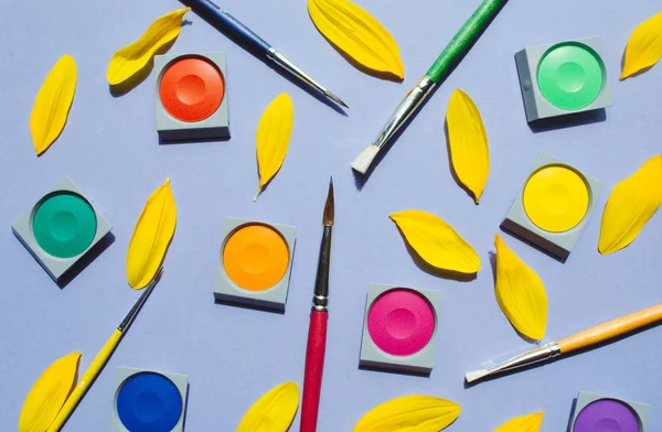 Suluboya ve lila arka plan, fırçalar.