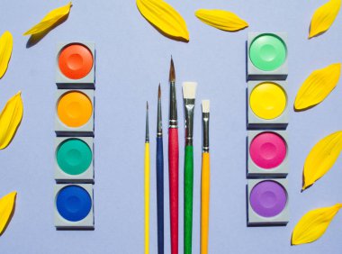 Suluboya ve lila arka plan, fırçalar.