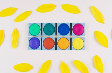 Suluboya ve bej renkli arka plan, fırçalar.