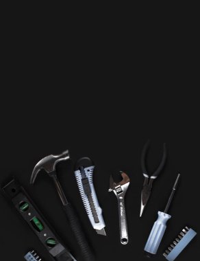 Siyah arka plan üzerine çeşitli araçlar kümesi.