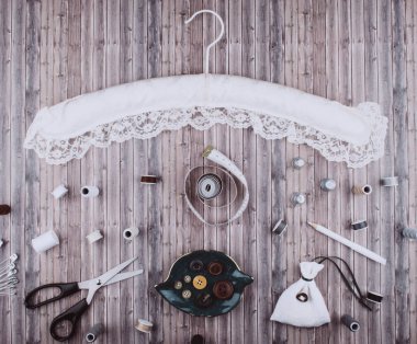 Arka dikiş araçları ve aksesuarları.