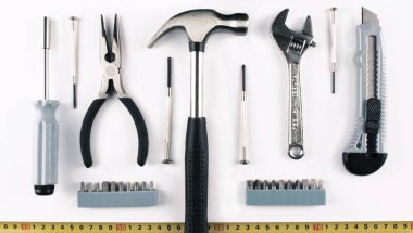 Beyaz arka plan üzerinde çeşitli araçlar kümesi.