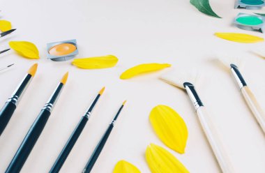 Suluboya ve bej renkli arka plan, fırçalar.