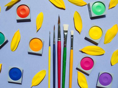 Suluboya ve lila arka plan, fırçalar.