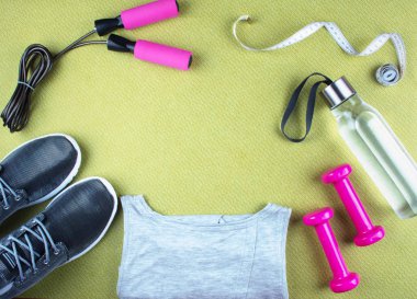 Düz ayakkabı, kulaklık, telefon shot yatıyordu.