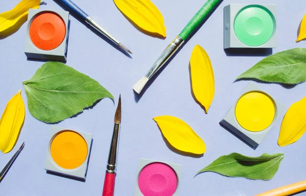 Suluboya ve lila arka plan, fırçalar.