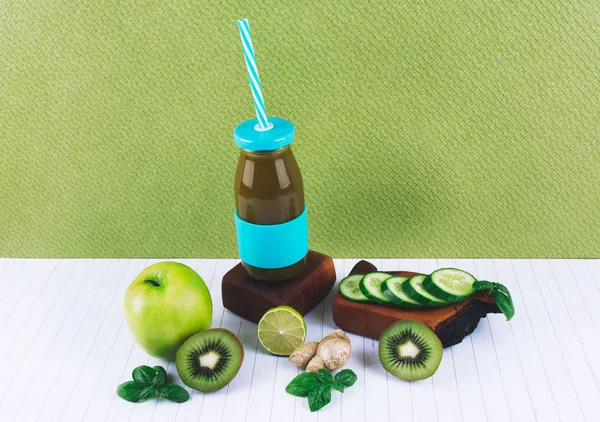 Meyve ve sebzeli yeşil meyve püresi.